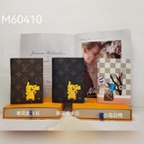 Чехол для паспорта M60410. Этот чехол для паспорта из коллекции Vivienne Holiday