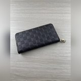 Модель m60017 с тиснением. Этот практичный кожаный кошелек с монограммой на карм
