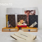 Чехол для паспорта M60410. Этот чехол для паспорта из коллекции Vivienne Holiday