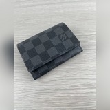 Карточный футляр M63801 изготовлен из классической ткани с покрытием Monogram. Э
