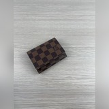 Карточный футляр M63801 изготовлен из классической ткани с покрытием Monogram. Э