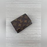 Карточный футляр M63801 изготовлен из классической ткани с покрытием Monogram. Э