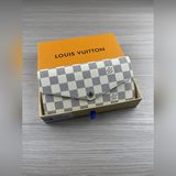 Артикул： 60531 Цвет： белый Размер： 19x10x2 Цвет внутренней стороны Этот бумажник