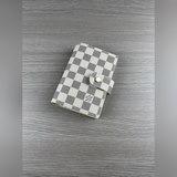 Модель M2005 Этот небольшой чехол для блокнота изготовлен из ткани Monogram и вм