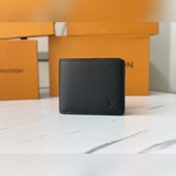 m58189 Черный кожаный кошелек с текстурой личи. Этот кошелек из серии Multiple и