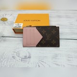 m62914 m30271 n64038 Этот модный кошелек для мелочи выполнен в монохромном стиле