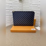 41594 — изготовлен из ткани с покрытием damier ebene и украшен символом chapman.