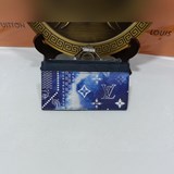 m81432 Этот кошелек для мелочи и визитных карточек изготовлен из кожи натурально