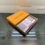 62665 Большой красный чехол для денег с интересным дизайном, на котором классиче