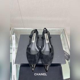 Chanel 23Ss Новая модель сандалий с острым носком и открытой пятк