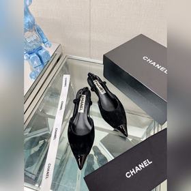Chanel 23Ss Новая модель сандалий с острым носком и открытой пятк