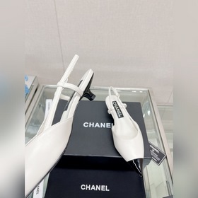 Chanel23Ss Новая модель сандалий с острым носком и открытой пятко