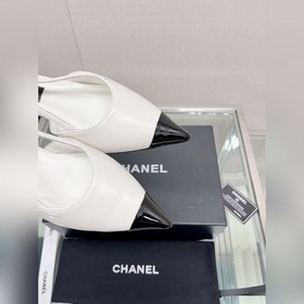 Chanel23Ss Новая модель сандалий с острым носком и открытой пятко