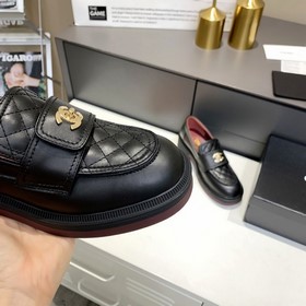 Новая модель Chanel, самые популярные лоферы этого года, широко о