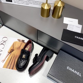 Новая модель Chanel, самые популярные лоферы этого года, широко о