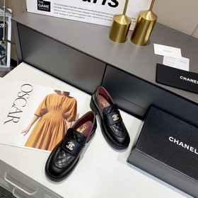 Новая модель Chanel, самые популярные лоферы этого года, широко о