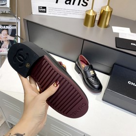 Новая модель Chanel, самые популярные лоферы этого года, широко о