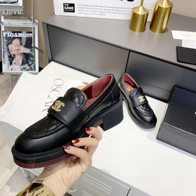 Новая модель Chanel, самые популярные лоферы этого года, широко о
