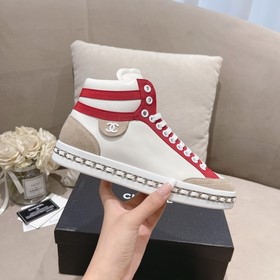 Официальный сайт Chanel представляет коллекцию лучших моделей обу