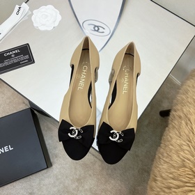 Классические сандалии Chanel с ажурной пряжкой и стразами. Высока