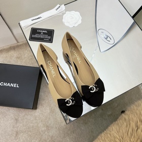 Классические сандалии Chanel с ажурной пряжкой и стразами. Высока