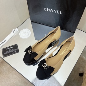 Классические сандалии Chanel с ажурной пряжкой и стразами. Высока