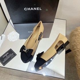 Классические сандалии Chanel с ажурной пряжкой и стразами. Высока
