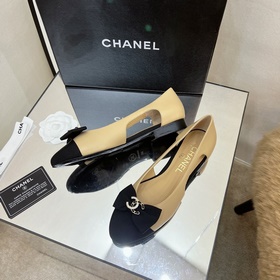 Классические сандалии Chanel с ажурной пряжкой и стразами. Высока