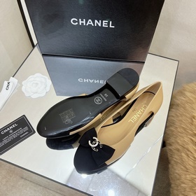 Классические сандалии Chanel с ажурной пряжкой и стразами. Высока