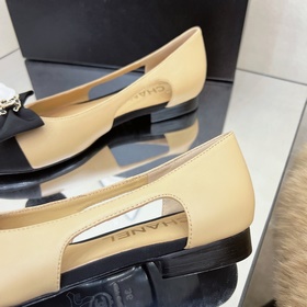 Классические сандалии Chanel с ажурной пряжкой и стразами. Высока