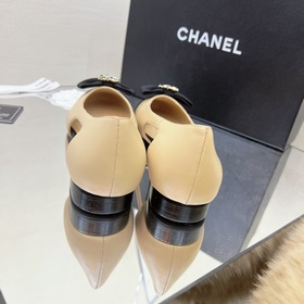 Классические сандалии Chanel с ажурной пряжкой и стразами. Высока