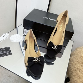 Классические сандалии Chanel с ажурной пряжкой и стразами. Высока