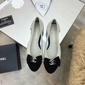 Классические сандалии Chanel с ажурной пряжкой и стразами. Высока