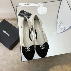 Классические сандалии Chanel с ажурной пряжкой и стразами. Высока