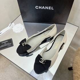 Классические сандалии Chanel с ажурной пряжкой и стразами. Высока