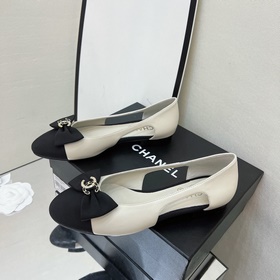 Классические сандалии Chanel с ажурной пряжкой и стразами. Высока