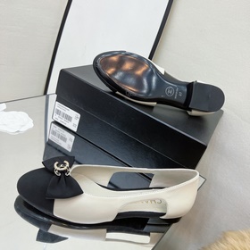 Классические сандалии Chanel с ажурной пряжкой и стразами. Высока