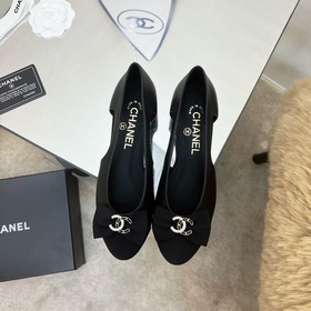 Классические сандалии Chanel с ажурной пряжкой и стразами. Высока