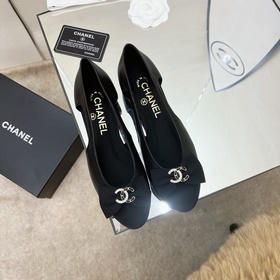 Классические сандалии Chanel с ажурной пряжкой и стразами. Высока