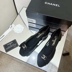 Классические сандалии Chanel с ажурной пряжкой и стразами. Высока