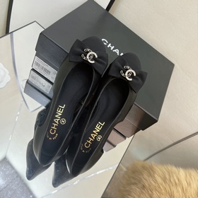 Классические сандалии Chanel с ажурной пряжкой и стразами. Высока