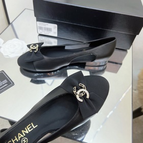 Классические сандалии Chanel с ажурной пряжкой и стразами. Высока