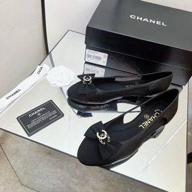 Классические сандалии Chanel с ажурной пряжкой и стразами. Высока