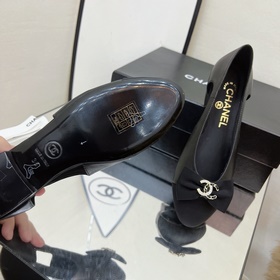 Классические сандалии Chanel с ажурной пряжкой и стразами. Высока