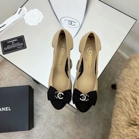 Классические сандалии Chanel с ажурной пряжкой и стразами. Высока