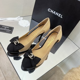 Классические сандалии Chanel с ажурной пряжкой и стразами. Высока