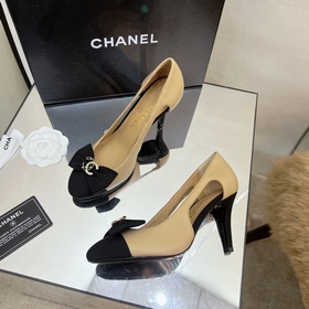 Классические сандалии Chanel с ажурной пряжкой и стразами. Высока