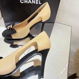 Классические сандалии Chanel с ажурной пряжкой и стразами. Высока