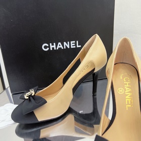 Классические сандалии Chanel с ажурной пряжкой и стразами. Высока