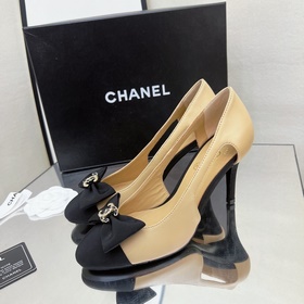 Классические сандалии Chanel с ажурной пряжкой и стразами. Высока